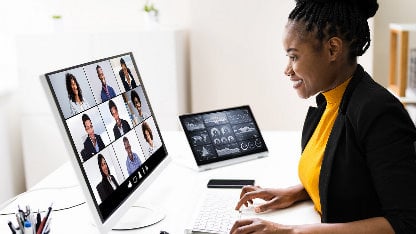 femme devant un ordinateur en visio-conference avec plusieurs autres personnes