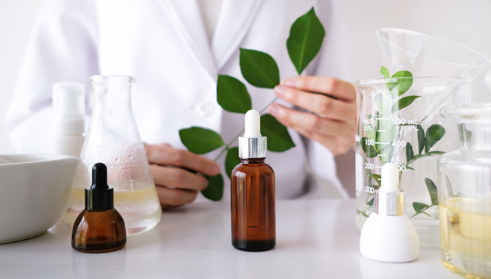 Un scientifique  fabrique un produit cosmétique organique à base d'herbes naturelles en laboratoire.