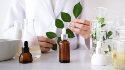 Un scientifique fabrique un produit cosmétique organique à base d'herbes naturelles en laboratoire.